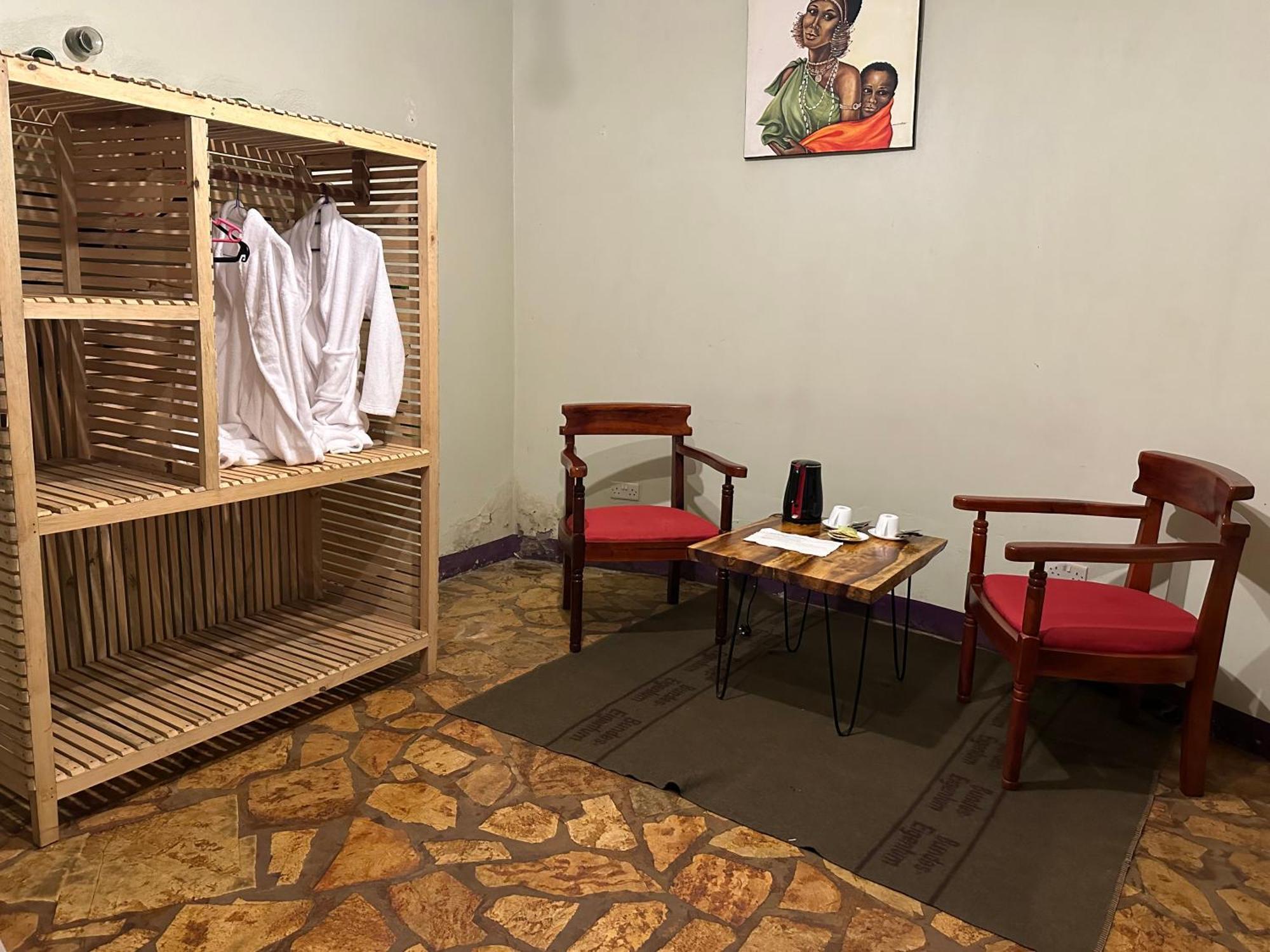 Afro Smile Hotel & Guest House Jinja Bagian luar foto