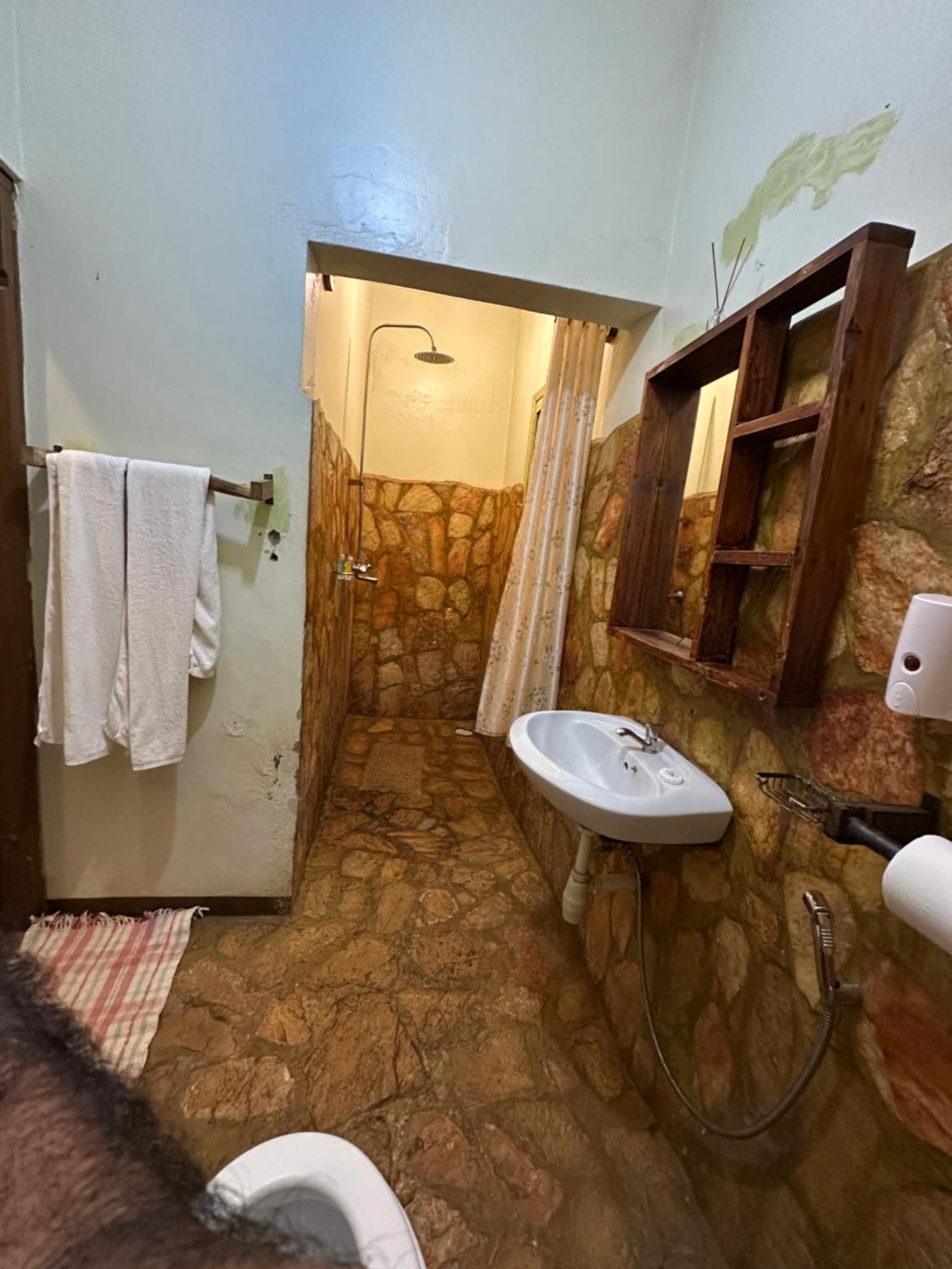 Afro Smile Hotel & Guest House Jinja Bagian luar foto
